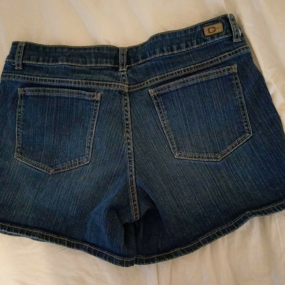 🌟 DKNY Denim Shorts. - Picture 5 of 6